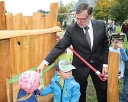 18/2014 Seite 11 Marienberger Wochenblatt Aus dem Baugeschehen der Stadt Spielplatz Zöblitz wurde eingeweiht Gemäß Fördermittelbescheid des Landratsamtes Erzgebirgskreis zur Förderung einer Maßnahme