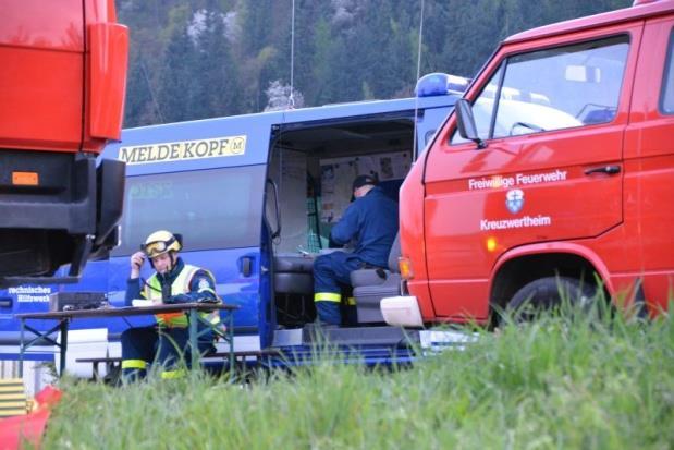 Ausbildung 2014 Teil 2 Gemeinsame Übung THW Wertheim und Feuerwehr Kreuzwertheim Zur Hilfe bei Verkehrsunfällen mit eingeklemmten Personen werden im Regelfall die zuständigen Rettungsdienste und
