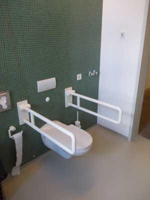 Bewegungsfläche vor WC und Waschbecken Bewegungsfläche rechts neben dem WC Zugang Die Toilette befindet sich: am Ende des Ganges von der Rezeption zum barrierefreien Eingang.