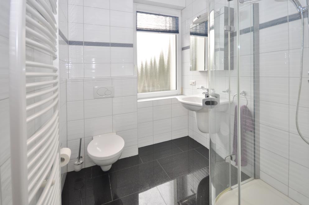 Badezimmer Gegenüberliegend dem Schlafzimmer befindet sich das moderne Duschbadezimmer.
