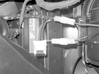 Gebläseansteuerung manuelle Klimaanlage Einbindung am 6-poligen Stecker ZF 5 - vom Gebläsemotor. Verbindungen gemäß Schaltplan mit beiliegenden Flachsteckverbindern herstellen.
