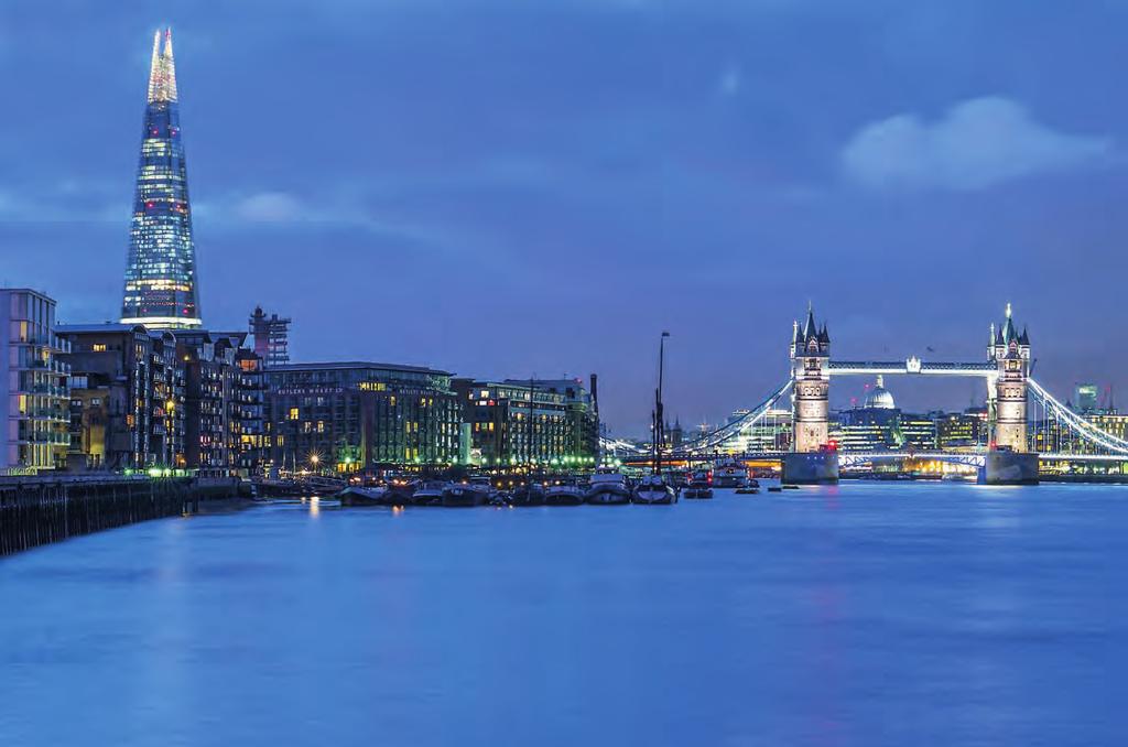 INHALT Bilder auf den vorigen Seiten: S. 2/3 Ein Blick von oben auf das nächtliche, illuminierte London. S. 4/5 Die markante Kuppel der St Paul s Cathedral mit der Millennium Bridge im Vordergrund. S. 6/7 Durch das Geländer der Tower Bridge sieht man die futuristischen Gebäude der City Hall und von The Shard.