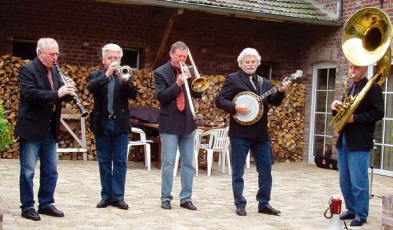 Benefiz-Jazz-Frühschoppen mit der Grafschafter Dixie Gang Jazzen für die Bürgerstiftung Neukirchen-Vluyn Zum zweiten Mal veranstaltet die Bürgerstiftung Neukirchen- Vluyn, genau eine Woche nach dem