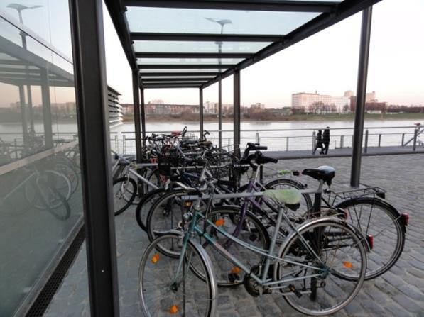 Errichtung von Radabstellanlagen Was wird gefördert? Errichtung und Überdachung von Radabstellanlagen die Einrichtung bereits bestehender Fahrradgaragen und -stationen mit Fahrradparksystemen.