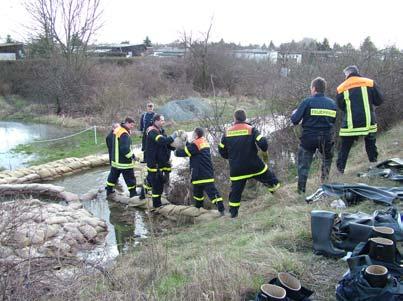 März/April 2006 Hochwasser in Magdeburg. Es wurden ca. 11.450 Sandsäcke verbaut. Beschädigt wurden u. a.