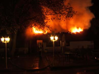 07.10.2006 Gegen 01:10Uhr brach in der Neuen Straße in Buckau in einem Dachgeschoss eines Mehrfamilienhauses ein Brand aus und griff auch auf die Nachbarhäuser über.