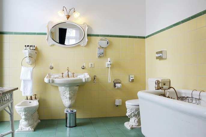 Seite 4 von 7 Die Badezimmer sind noch mit originalem Sanitär ausgestattet. Patrick Bonnaure erzählt, dass zum Alltag im Hotel viele kleine Ereignisse gehören, die reibungslos verlaufen sollten.