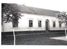 Parohul, Alois Schindler, a închiriat în Voiteg o casă de la un român, în care a aşezat o şcoală în limba germană şi o casă de rugăciune pentru catolici.
