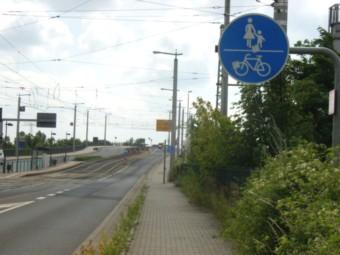 - Die Radweg-Breite ist mit weniger als 2 m allerdings zu gering: Auf den Rampen ist deshalb der Begegnungsverkehr