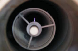 Abbildung 88: Filterröhre mit Sprühdraht und Korona-Entladung [/1/] Das verwendete Elektrofilterprinzip (Röhrenfilter) ist für Feinst-Stäube gut geeignet.