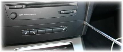 Beispiel BMW E90/91/92: 1. Das gesteckte Bedienteil der Klimatronic nach vorne herausziehen.