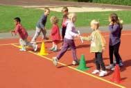Daraus entwickelte sich die Idee, auch kleinen Kindern die Leichtathletik näher zu bringen und ihnen erste Erfahrungen auf einem Sportplatz zu ermöglichen.