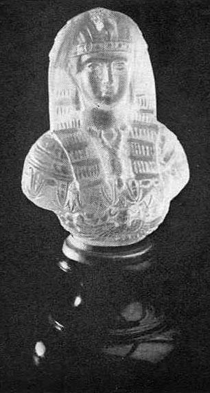 Abb. 2005-1/122 Büste einer ägyptischen Sphinx mattiert, profilierter Sockel aus schwarzem Glas, H 14,5 cm NM Praha, Inv.Nr. 30.