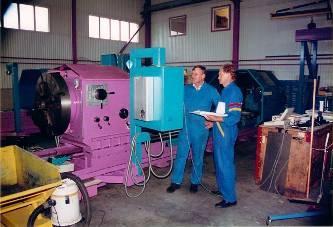 Nachfolgend: 2 Maschine Wiap DM4C 1300 Durchmesser produziert bei einem Kunden in Angola in der Ölindustrie WN_910_WIAP DM2V CNC gesteuerte Vertikal- Drehmaschine WIAP DM2V Nr.