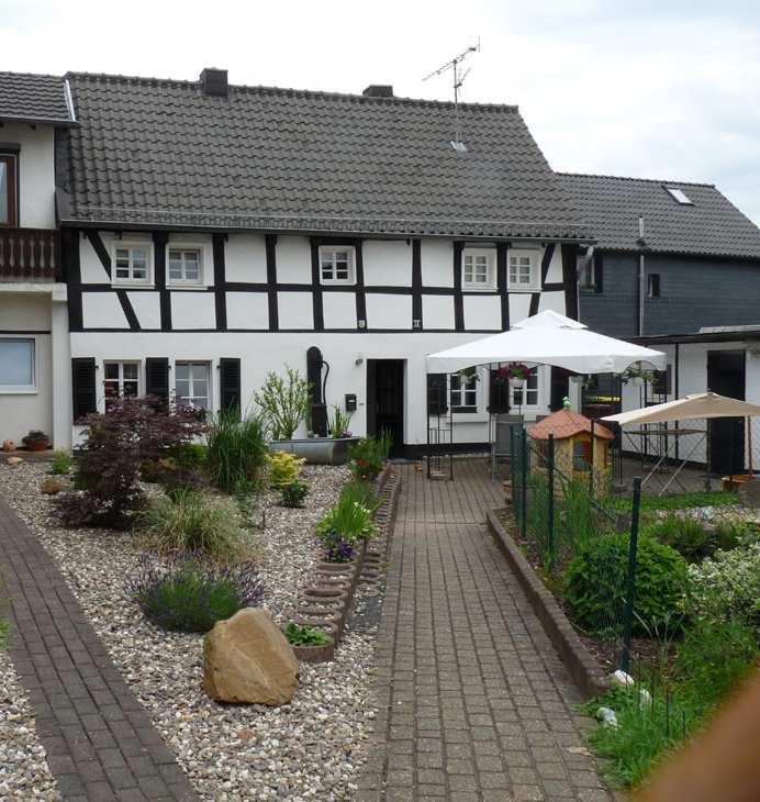 ornamentiertem Gewände; verzierte Ecklisenen, Dach und Fenster neu. Oberdorfstr. 13 Buisdorf/Foto Nr. 6/26.05.2014 18. Jh.
