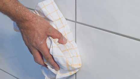 Das Reinigen der Fuge sollte diagonal, beziehungsweise quer zur Fuge erfolgen, um ein Auswaschen zu verhindern und