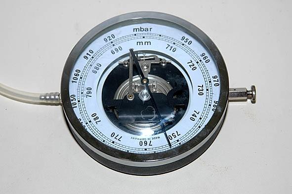 Messen des Drucks 3.4.1 Messgerät Manometer Zum Messen des Drucks benutzt man ein Manometer. Manometer messen den Gasdruck auf unterschiedliche Weisen.
