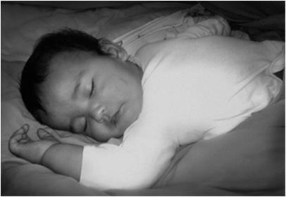Aber der Schlaf ist vom Lebensalter beeinflusst - Neugeborene z. B. schlafen doppelt so viel wie Erwachsene.