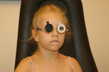 der gleiche Messablauf mit der Brillenkorrektion durchgeführt (Abb. 1). Abb. 1. Subjektive Refraktion mit kindergerechter Messbrille.