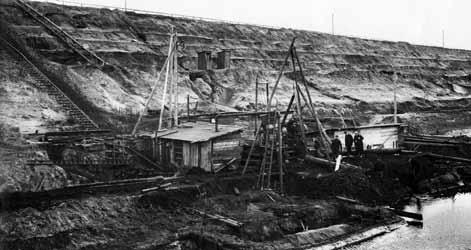 Baubeginn für die Bergarbeitergemeinde Laubusch 1918 Förderung der ersten Kohle aus der Grube Erika 1920 Beginn der Anlage von Hochkippen 1928 Einsatz der Abraumförderbrücke (AFB) Nr.
