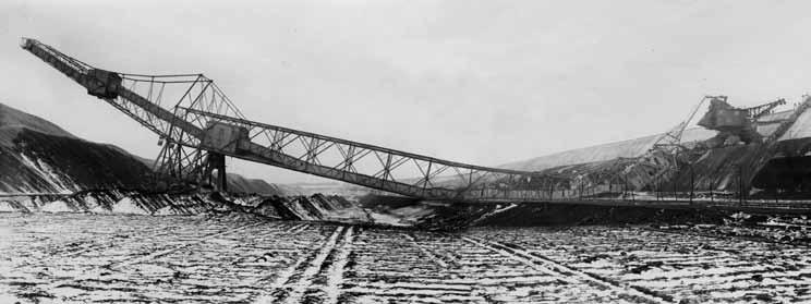 Erster Schnitt des Abraumbaggers während des Neuaufschlusses des Tagebaus Erika, 1918 hatte sich eine schwere Havarie ereignet: Die Abraumförderbrücke war eingestürzt.