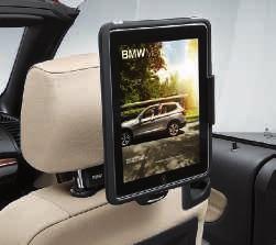 Dazu genügt die in den BMW Car Hotspot eingesteckte SIM-Karte oder ein Mobiltelefon mit SAP-Schnittstelle. Der BMW Car Hotspot wird wie ein Snap-In-Adapter in der Mittelarmlehne befestigt.