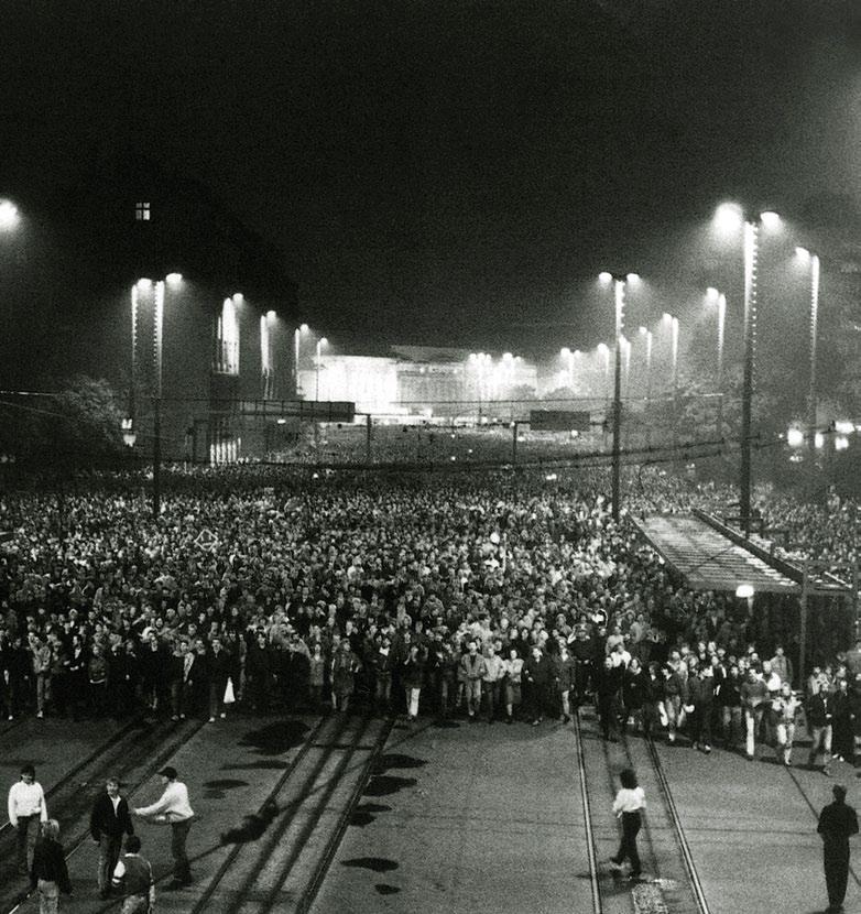 Leipzig 9. Oktober 1989 Wir sind das Volk Das entscheidende Ereignis der Friedlichen Revolution in der DDR war die große Montagsdemonstration am 9. Oktober 1989 in Leipzig.