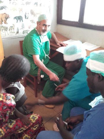 In der Ambulanz mit Dr. Mabaya und Dr. Ebun Herr Dr. Mabaya, der auch im Dezember dabei war, war mir eine sehr große Hilfe. In der zweiten Woche operierte ich abwechselnd mit Dr.