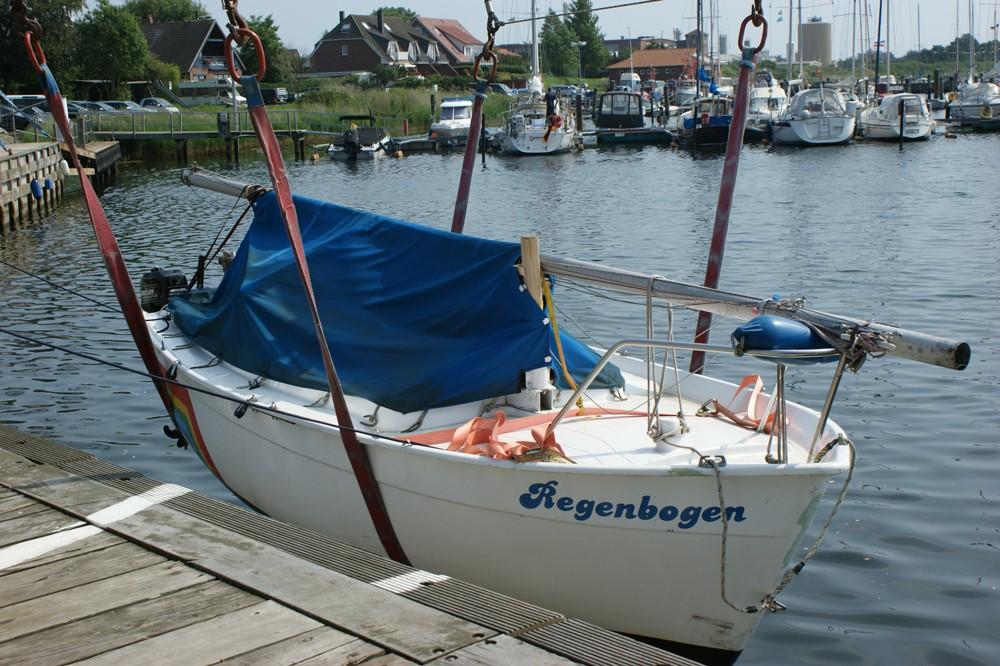 eine Jolle (Bild : Delphin) mitnahmen, so konnte dieses Jahr nach einiger Restaurationsarbeit das große Boot des CJD Göddenstedt mit auf Fahrt gehen. Am 16.
