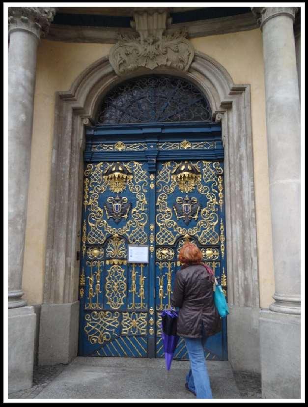 Das blaugoldene Portal öffnet sich zur Eingangshalle, von der man