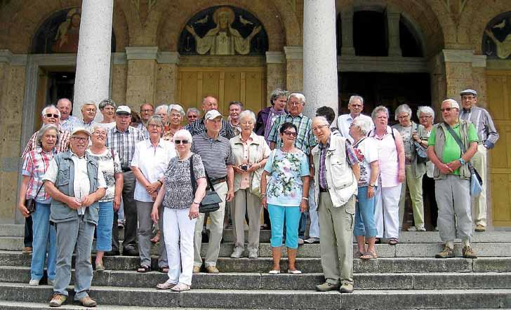 2 Donnerstag, 8. Juni 2017 Nachrichtenblatt der Senioren auf froher Fahrt Auf Einladung der und der beiden Kirchengemeinden trafen sich Junginger Senioren zum jährlichen Halbtagesausflug.