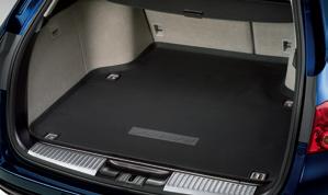 KOFFERRAUM-WANNE Perfekt an die Kofferraumkonturen des Tourers angepasste Kunststoffwanne, die Ihr Auto vor Schmutz und Beschädigungen schützt.