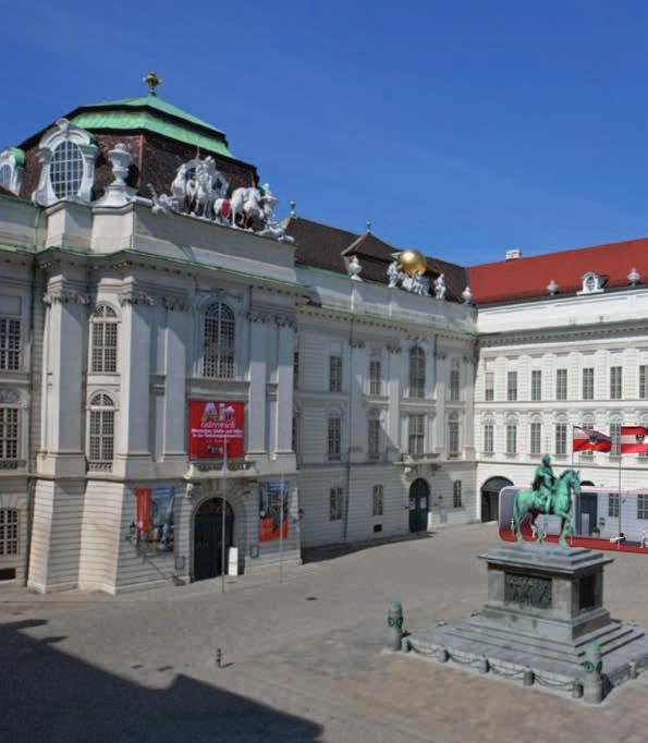 Haupteingang Josefsplatz Der Haupteingang Josefsplatz ist der zentrale Startpunkt für Führungen durch die Hofburg sowie für den Besuch von Plenarsitzungen des Nationalrates und des Bundesrates.