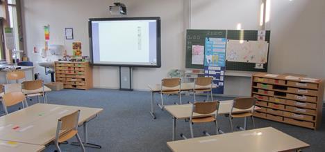 Klassenräume mit neuen Medien ausgestattet Da staunten die Schülerinnen und Schüler der Grundschule Ringe nicht schlecht, als sie nach den Osterferien ihre Klassenzimmer betraten: Neben den