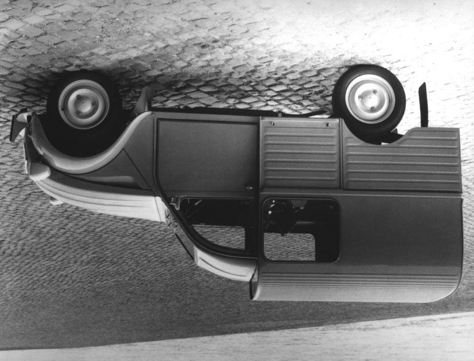 Seite 7/12 1950 ist das Erscheinungsjahr der Kasten-Ente, des 2CV Lieferwagens. 375 cm 3 bringen 9 PS hervor, die 250 kg Nutzlast und den Fahrer bewegen müssen.