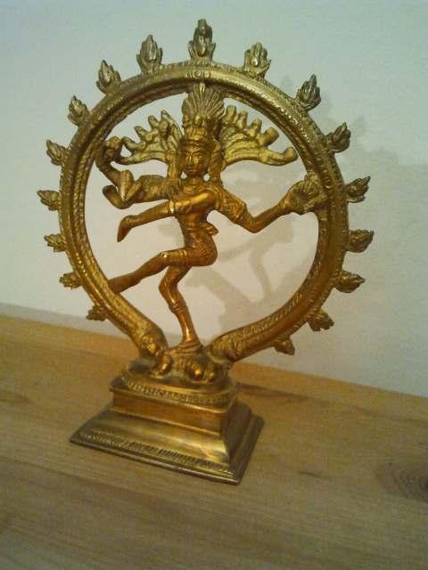 Symbol für diesen kosmischen Tanz Shiva Nataraj wird im Hinduismus als Gott des Tanzes verehrt, der das Universum in Bewegung hält.