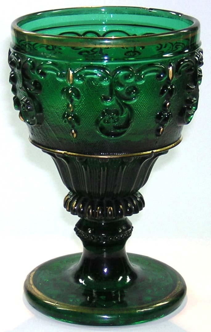 90 %) Fußbecher mit Ranken grünes Pressglas mit Vergoldung, H 13,8 cm, D 8,8 cm Sammlung Braun s.