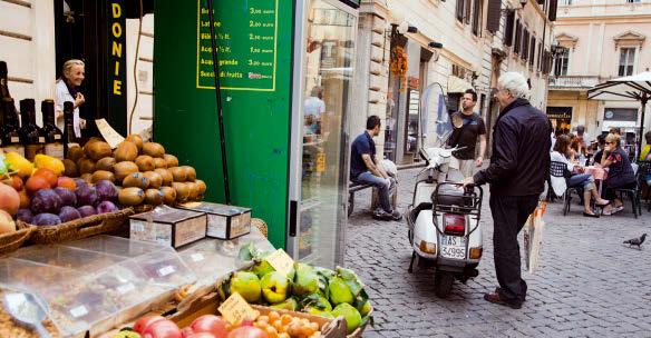 Der Trick, um es zuhause oder in Ihrer Ferienwohnung in Rom perfekt nachzukochen: Geben Sie etwas Nudelwasser dazu, wenn Sie Käse und Pasta mischen.