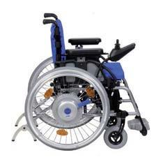 Rollstuhl-Schubgeräte werden durch die Begleitperson gelenkt. Die Steuerung der Geschwindigkeit und der Fahrtrichtung erfolgt in der Regel über eine an den Schiebegriffen angebrachte Bedien einheit.