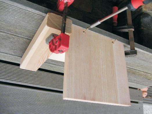 Vorbereitung der gesägten Teile: - Anzeichnen der Schraublöcher ca. 1 cm vom Rand (halbe Brettstärke) - Vorbohren der Schraublöcher 3 mm (auf altes Holzstück auflegen, um Ausreißen zu vermeiden).