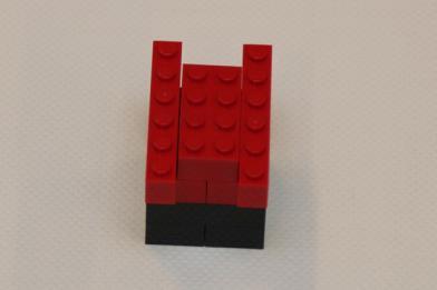 2x4 LEGO Steine und sechs 1x6 LEGO Steine.