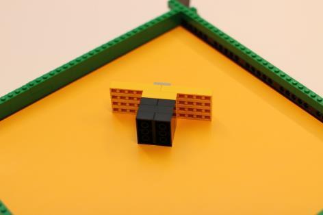 Es ist erlaubt, dass die Paneele der Solarzellen aus dem Solarzellenbereich herausragen. Die Solarzellen dürfen nicht beschädigt sein, d.h. es darf sich kein LEGO Teil vollständig von der Solarzelle lösen.