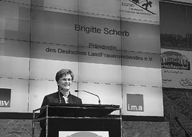 dlv-präsidentin Brigitte Scherb hatte Guido Westerwelle und Gerd Sonnleitner zusätzlich noch viele mit Brigitte Scherb am LandFrauenstand Termine zu absolvieren: Sie diskutierte mit dem Leiter der