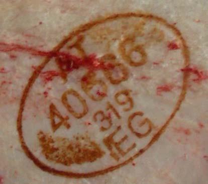 Erst nach Abschluss aller Untersuchungen wird das Fleisch von einer amtlichen Tierärztin / einem amtlichen Tierarzt mittels Stempel unter Verwendung von