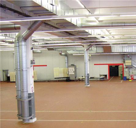 Hallenbe- und Hallenentlüftungsanlage Zur Umsetzung von Schichtenströmung wird die Zuluft über bodennah positionierte zylinderförmige Quellluftdurchlässe in die Halle eingebracht.