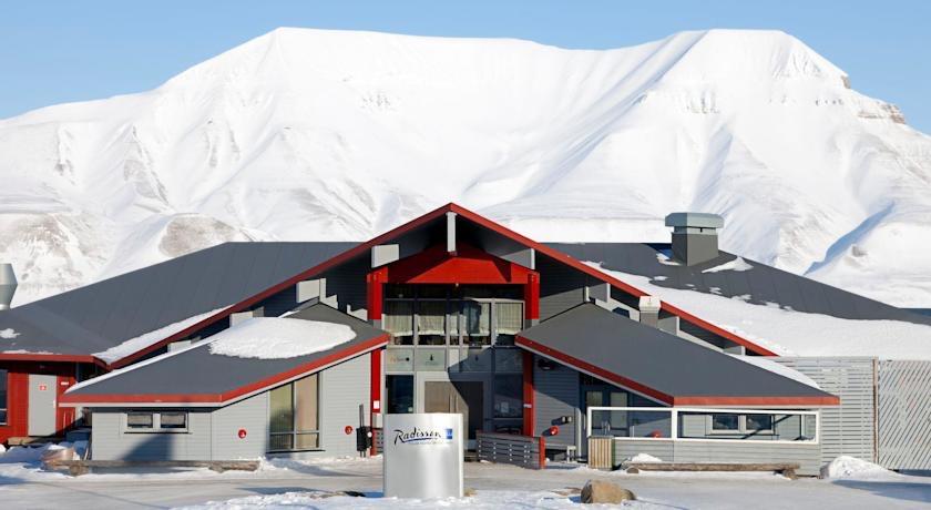 Unterkünfte in Longyearben (Spitzbergen) Radisson Blu Polar Hotel Das in der arktischen Landschaft von Longyearbyen gelegene Radisson Blu Polar Hotel mit Personal ist das am nördlichsten gelegene