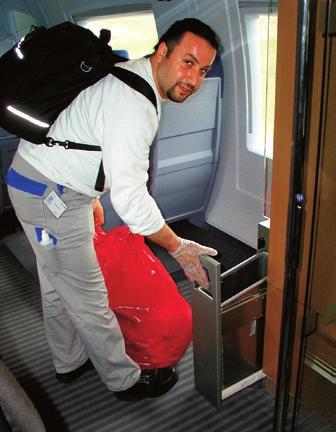 Die täglichen Wartungsarbeiten sollten einmal Schritt für Schritt praktisch getestet werden: Diese Gepäckablage in einem Durchgang ist eine Gefahrstelle für Mitarbeiter und Fahrgäste.