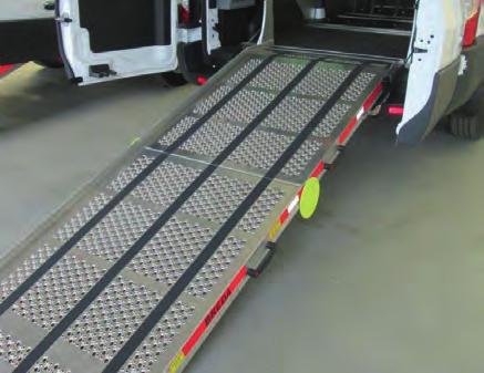 ) Systemboden Mobile Flex bestehend aus Spezialbodenplatte (20 g dynamisch getestet) 10 Rasterschienen Sicherheitsbodenbelag Typ Armstrong Auffahrrampe 2.600 m x 1.