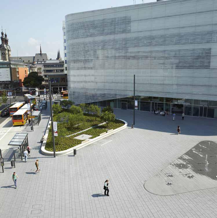 Freiraum für atemberaubende Architektur Erst Shopping, dann das Kultur-Vergnügen, dazwischen Freiraum zum Verweilen so könnte die Devise am umgestalteten Koblenzer Zentralplatz lauten.