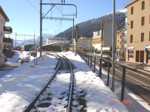 1.10 Bahnanlagen Die Einfahrt in den Bahnhof Davos-Platz von Seite Davos Dorf führt durch eine Linkskurve mit einer Steigung von 19 0/00.